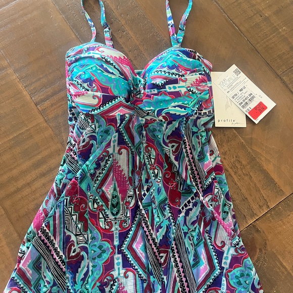 Bathing suit top. Size 6 USA. Never worn. Profile by gottex. - Picture 1 of 2